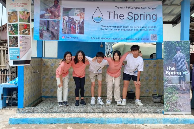Lima remaja dari Jakarta International School (JIS) yang tergabung dalam gerakan The Spring; Christie Arianne Lim, Bianca Gabriella Goenawan, Mark A Pramana, Amanda Widjanarko, dan Kayson Sunjoto, meresmikan fasilitas Mandi, Cuci, Kakus (MCK) di dua Kampung Kiijem dan Kidoso, Desa Kedung Dalem, Kecamatan Mauk, Tangerang, Sabtu (4/11/2023).



