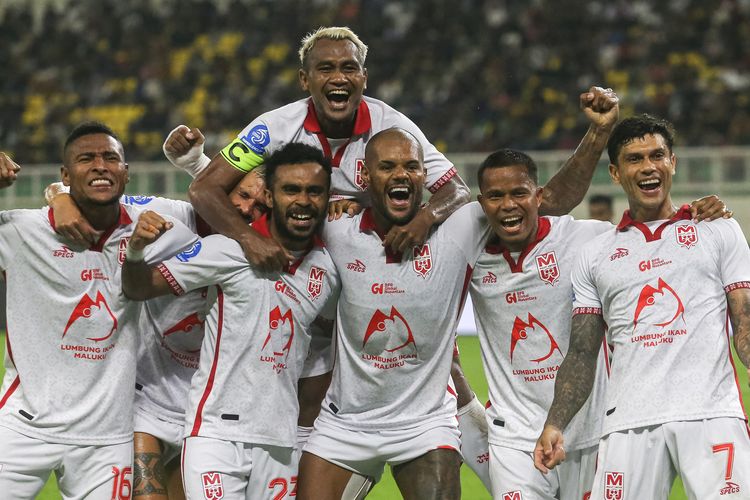 Pesepak bola Malut United David Da Silva (tengah) bersama rekan setimnya berselebrasi usai mencetak gol ke gawang Dewa United pada pertandingan Super League 2025/2026 di Banten International Stadium, Kabupaten Serang, Banten, Sabtu (9/8/2025). Malut United menang atas tim tuan rumah Dewa United dengan skor akhir 3-1. ANTARA FOTO/Angga Budhiyanto/rwa.