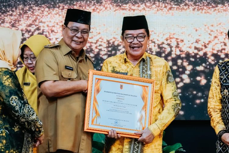 Gubernur Kalimantan Selatan Sahbirin Noor menyerahkan penghargaan kepada Wakil Bupati HST Mansyah Sabri dalam acara Rapat Koordinasi (Rakor) Pelayanan Publik se-Kalsel tahun 2024 di Gedung Mahligai Pancasila, Banjarmasin, Kalsel, Selasa (21/5/2024).