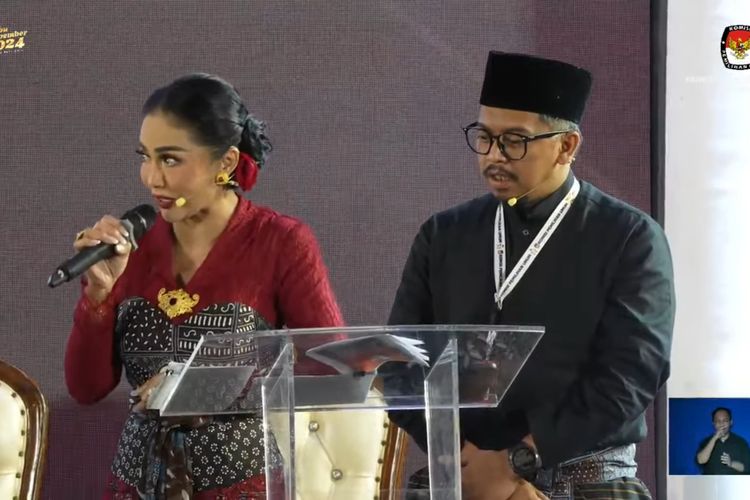 Salah satu kostum Calon Walikota dan Wakil Walikota Batu nomor urut 3, Krisdayanti-Kresna Dewanata Prosakh.