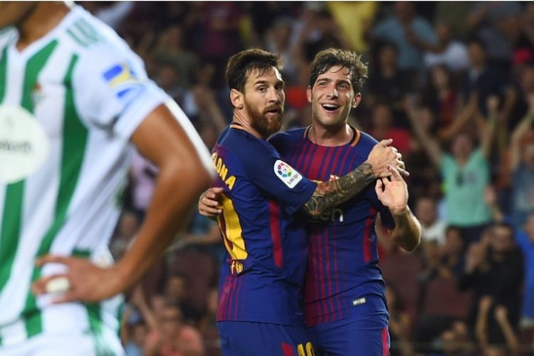 Lionel Messi (kiri) dan Sergi Roberto merayakan gol Barcelona ke gawang Real Betis dalam partai Divisi Primera La Liga, kasta pertama Liga Spanyol, di Stadion Camp Nou, 20 Agustus 2017.