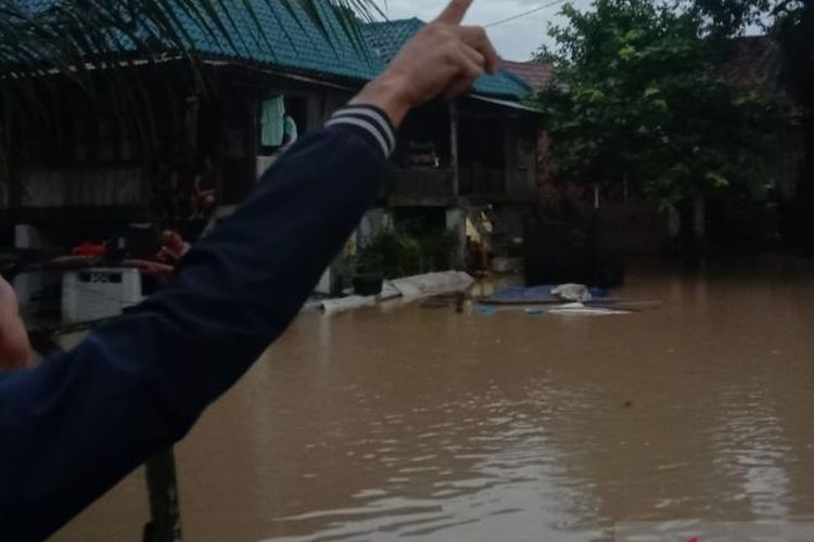 Rumah penduduk di Tanjung Enim, Kabupaten Muara Enim, Sumatera Selatan mengalami banjir mencapai 2 meter, Minggu (26/6/2022), setelah sebelumnya diguyur hujan intensitas deras berjam-jam.
