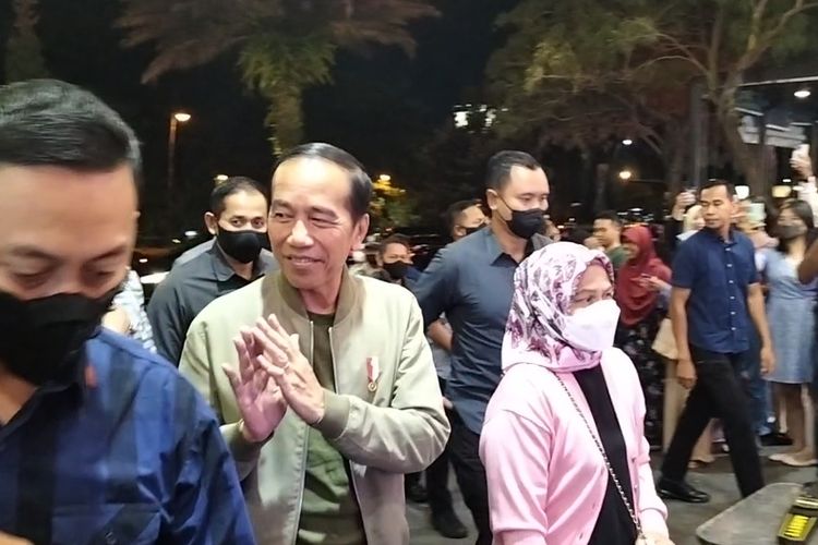 Mudik Lebaran 2023, Presiden Joko Widodo (Jokowi) dan Iriana Jokowi mengunjungi Paragon Mall Solo, Jawa Tengah, pada Kamis (20/4/2023) untuk menonton film di bioskop.