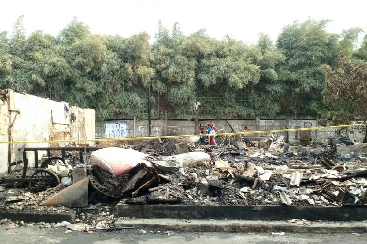 Garis polisi yang dipasang di lokasi kebakaran, jalan Teratai, Kembangan, Jakarta Barat, Senin (10/7/2017). 