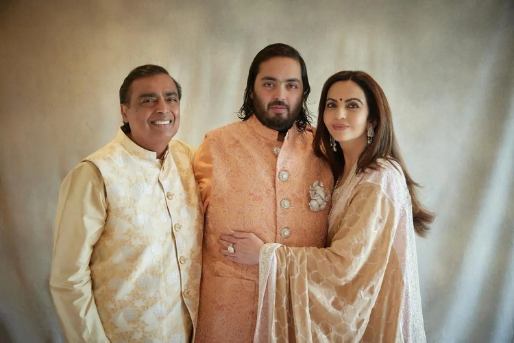 Potret Ketua Reliance Industries Mukesh Ambani bersama anak bungsunya Anant Ambani, serta istri Mukesh, Nita Ambani.