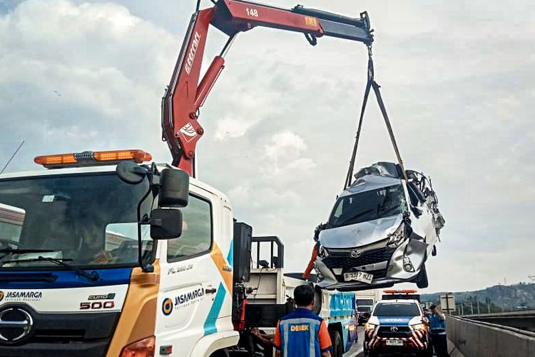 Jasamarga tengah mengevakuasi 9 kendaraan yang terlibat dalam kecelakaan beruntun di KM 112 Tol Cipularang, Selasa (2/12/2025).