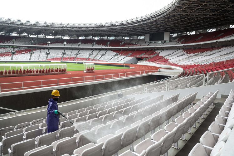 Petugas menyemprotkan cairan disinfektan di tempat duduk penonton di Stadion Gelora Bung Karno, Jakarta Pusat, Kamis (26/3/2020). Kegiatan ini untuk meminimalisir penyebaran penyakit akibat virus Covid-19.