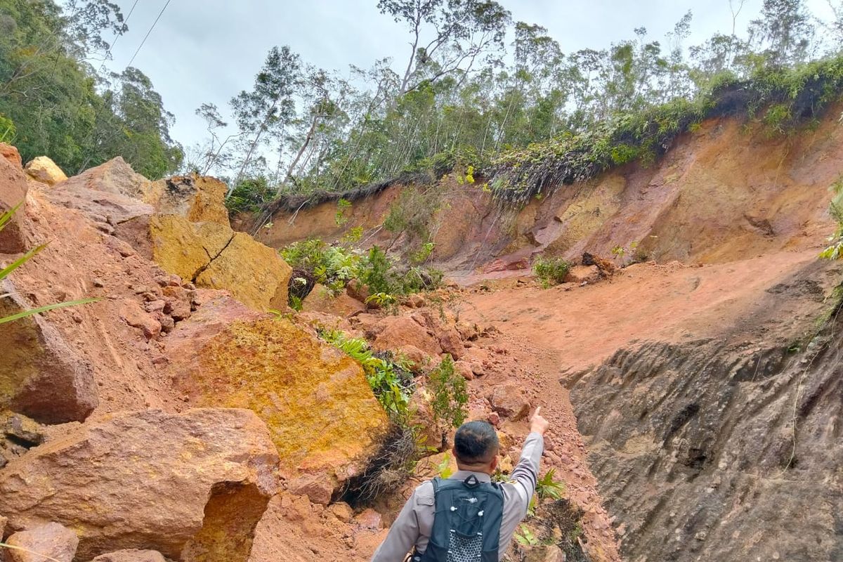 Tanah longsor menutupi badan jalan di Kelurahan Parsoburan Tengah, Kecamatan Habinsaran, Kabupaten Toba, Sumatera Utara,Rabu (22/2/2025).