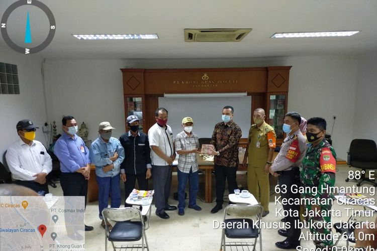 PT. Khong Guan resmi melakukan pembayaran ganti rugi ke warga yang terkena dampak dari robohnya tembok pabrik di Kelurahan Ciracas, Jakarta Timur, pada Selasa (3/11/2020) sore WIB.