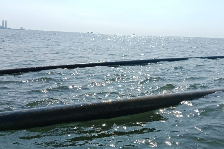 Pipa Milik Perusahaan Mengambang di Laut Situbondo, Nelayan Mengaku Terganggu