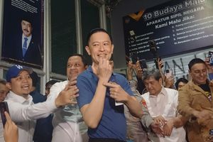 Tom Lembong Ceritakan Momen Jadi Tersangka: Pakai Jaket Pink dan Diborgol