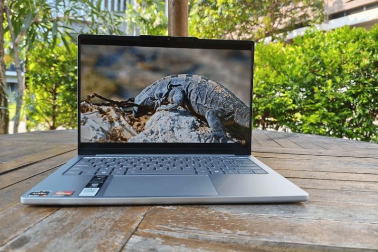 IdeaPad Slim 5 13ARP10 memiliki daya tahan baterai yang lama sehingga cocok untuk bekerja di luar ruangan. 
