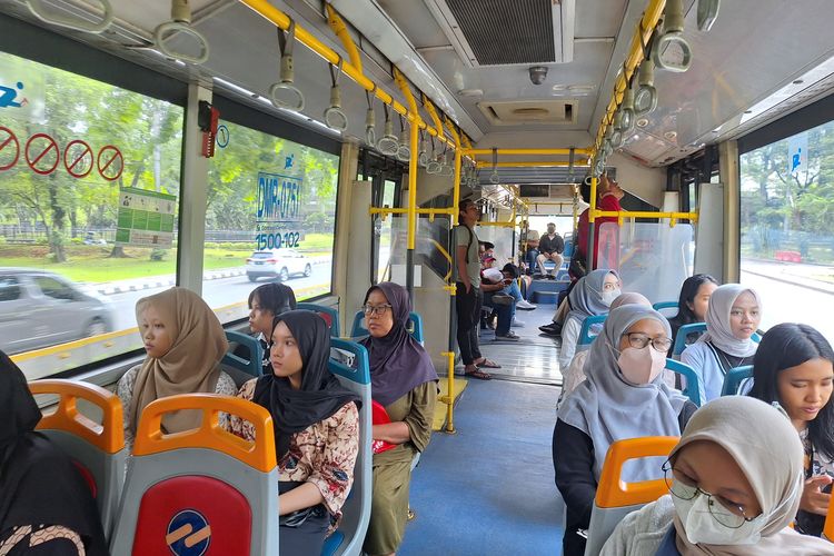 Penumpang Transjakarta tolak rute Blok M-Kota dihapuskan.