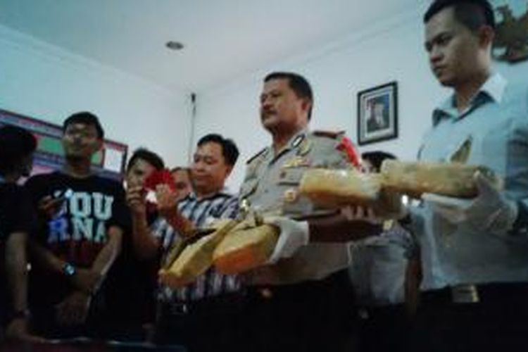 Kapolrestabes Bandung Kombes Pol. Mashudi (tengah) saat menujukan barang bukti narkotika jenis ganja seberat 4 kilogram, di Mapolsekta Sukajadi, Jalan Sukajadi, Bandung, Jawa Barat, Selasa, (2/9/2014).