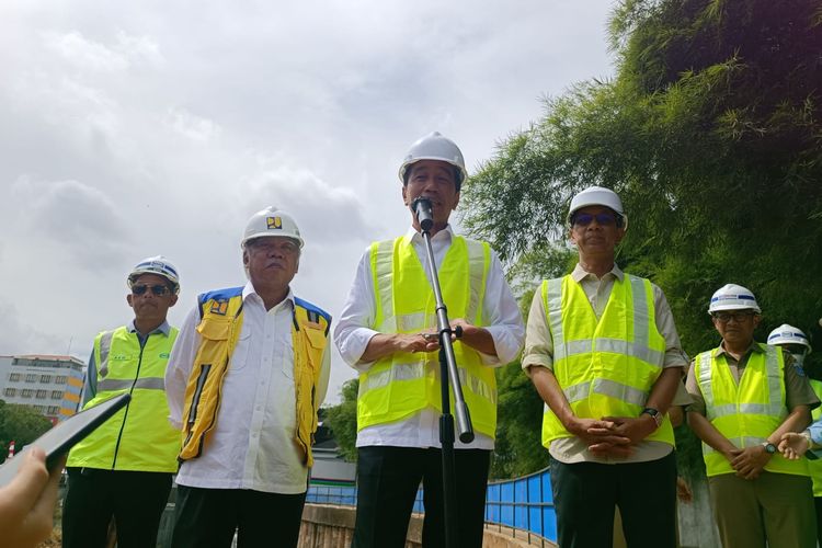 Presiden Joko Widodo ketika meninjau Titik 3 proyek sodetan Kali Ciliwung-Kanal Banjir Timur (KBT) di Kelurahan Cipinang Besar Selatan, Kecamatan Jatinegara, Jakarta Timur, Selasa (24/1/2023).