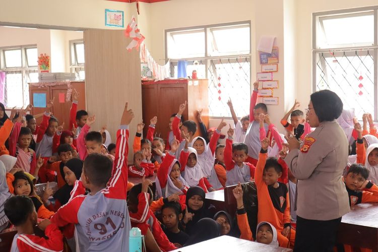 Aparat Polresta Pulau Ambon menggelar sosialisasi stop bullying kepada ratusan siswa di SD Negeri 91 Waiheru, Kota Ambon, Maluku, Jumat (31/5/2/24).