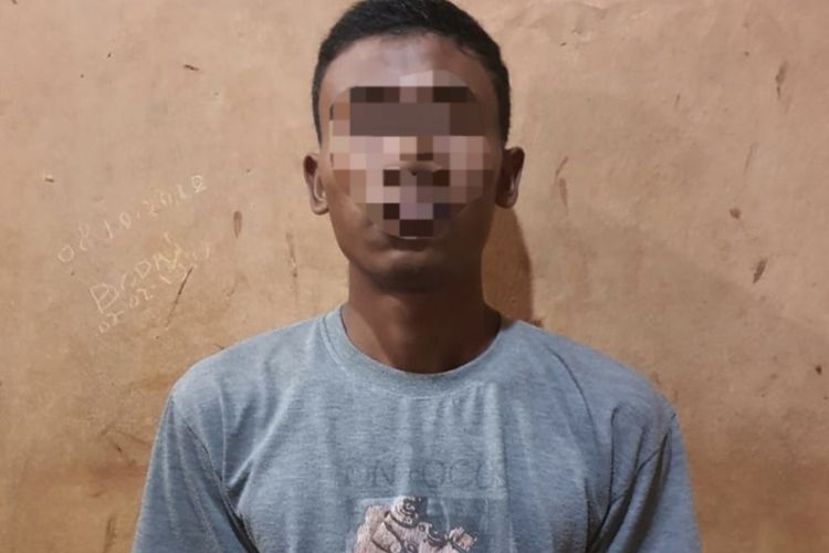 GA alias Ical (20), pelaku sodomi sepuluh orang anak laki-laki di bawah umur saat diamankan di Polres Inhu di Riau, Rabu (4/1/2023).