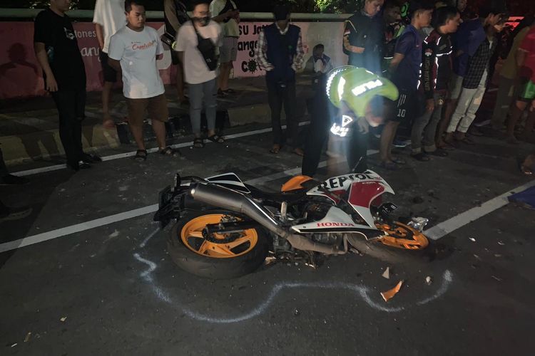 Sepeda motor Honda CBR B 3810 EEW yang dikendarai oleh DR mengalami kerusakan pada bagian depan dan tengki bensin setelah pengemudi menabrak truk jungkit di Jalan Tomang Raya, Palmerah, Jakarta Barat, Rabu (21/12/2022) sekitar pukul 01.30 WIB.