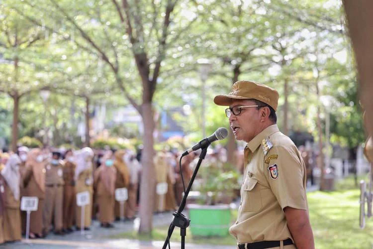 Wali Kota Makassar, Mohammad Ramdhan ‘Danny’ Pomanto melaksanakan Apel pagi sekaligus halal bihalal bersama seluruh Satuan Kerja Perangkat Daerah (SKPD) Kota Makassar, di Halaman Balaikota, Senin (9/12/22).