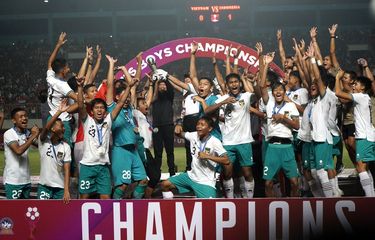 Pemain Timnas Indonesia U16 merayakan kemenangan seusai mengalahkan Timnas Vietnam U16 saat laga final AFF U16 2022 di Stadion Maguwoharjo, Depok, Sleman, D.I Yogyakarta, Jumat (12/8/2022). Timnas Indonesia U16 berhasil menjadi menjuarai Piala AFF U16 setelah mengalahkan Timnas Vietnam U-16 dengan skor 1-0. ANTARA FOTO/Andreas Fitri Atmoko/rwa.