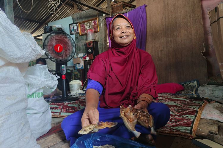 Hidup dari Ikan Sisa, Lansia di Medan Berjuang Hidupi Anak Disabilitas