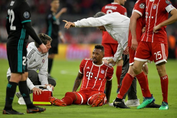 Jerome Boateng mengalami cedera saat Bayern Muenchen menjamu Real Madrid pada laga pertama semifinal Liga Champions di Allianz Arena, Rabu (25/4/2018).