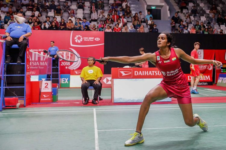 Pebulu tangkis tunggal putri India, Pusarla Venkata Sindhu mengembalikan bola ke arah Saina Nehwal perempat finall Indonesia Master di Istora Senayan, Jakarta, Jumat (26/1/2018).Saina Nehwal menang dengan skor dua gim langsung 21-13, 21-19.