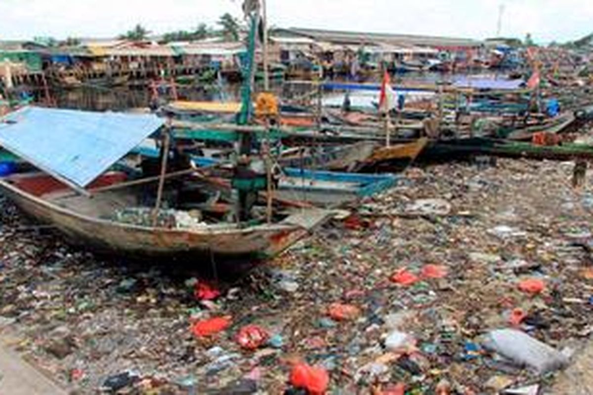 Sampah menumpuk di muara "Cakung Drain" yang menjadi tempat bersandar perahu-perahun nelayan di Cilincing, Jakarta Utara, Kamis (10/1/2012). Selain sedimentasi yang menghambat lalu lintas perahu, saluran mengalirkan sampah dan limbah industri yang mencemari perairan.
