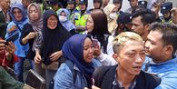 Menangis hingga Sungkem, Aksi Husein Datangi Sidang Korupsi Bupati Pati Nonaktif Sudewo