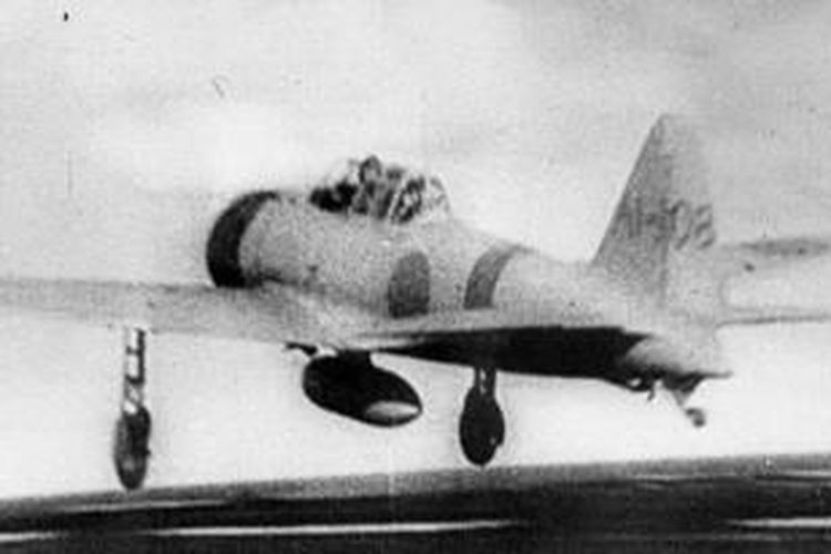 Sebuah pesawat tempur Jepang jenis MItsubhisi A6M2 atau sering disebut Zero lepas landas dari dek kapal induk Akagi untuk bergabung dengan gelombang kedua serangan terhadap Pearl Harbor pada 7 Deember 1941.