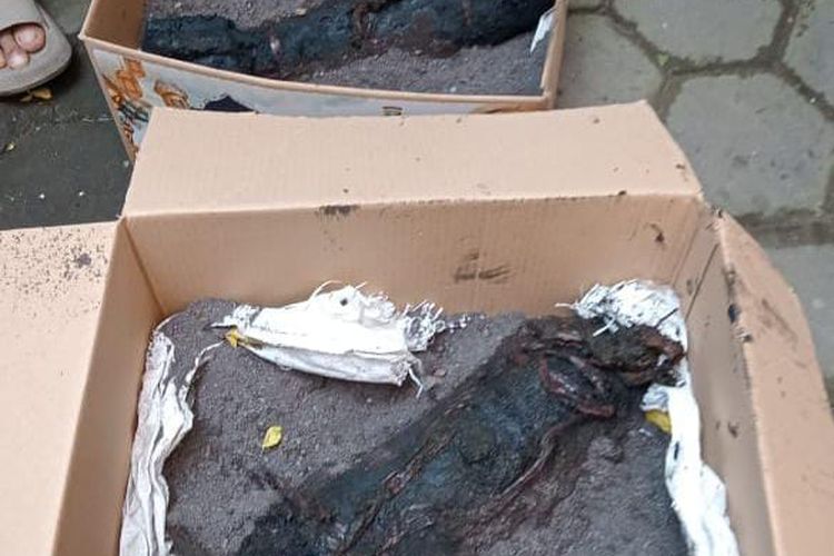 Dua buah mortir yang ditemukan terpendam di halaman rumah warga di Lumajang, Kamis (10/7/2025).