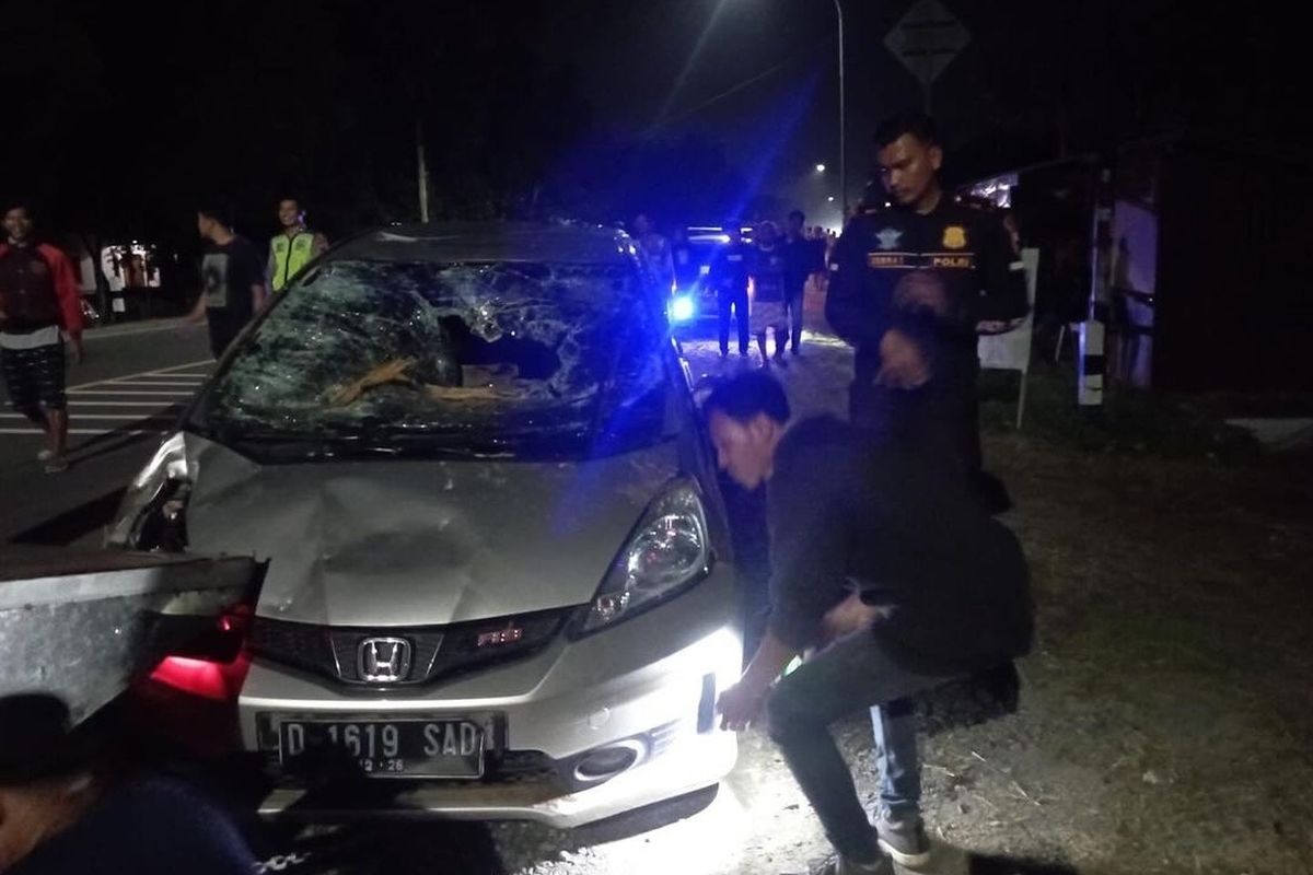 Sebuah mobil Honda Jazz diamuk sekelompok warga di Kebumen, Jawa Tengah