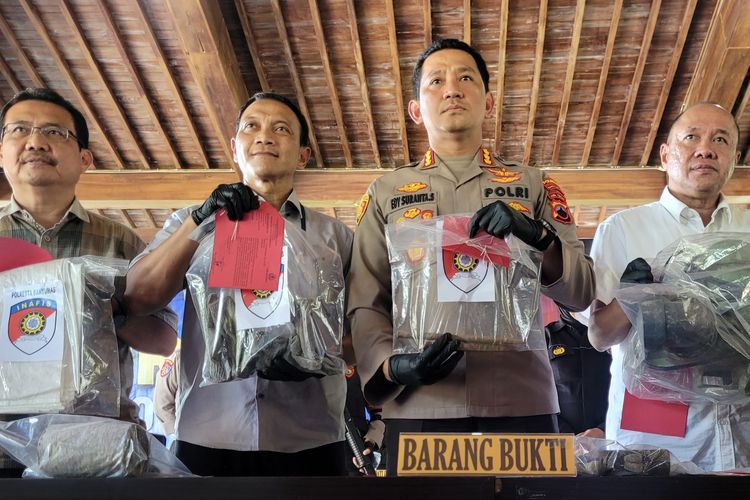 Pers rilis kasus kegiatan penambangan emas ilegal di Mapolresta Banyumas, Jawa Tengah, Jumat (28/7/2023).