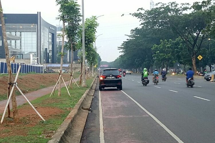 Sejumlah pengendara baik motor dan mobil berhenti jalur sepeda yang berada di Jalan Boulevard Bintaro Sektor 7, Pondok Aren, Tangerang Selatan. 