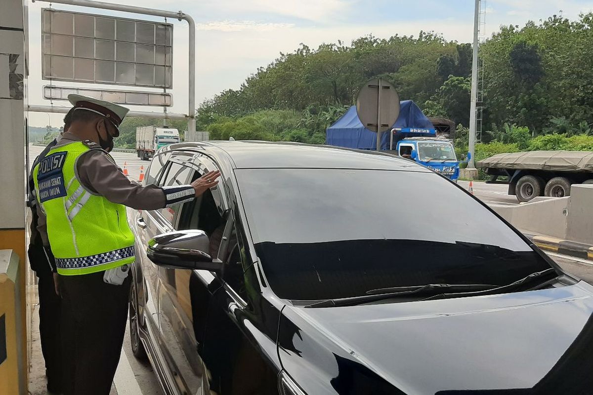 Petugas memeriksa kendaraan di Tol Kalikangkung. PPKM diperpanjang sampai tanggal berapa, PPKM Jawa-Bali, dan aturan PPKM Level 3