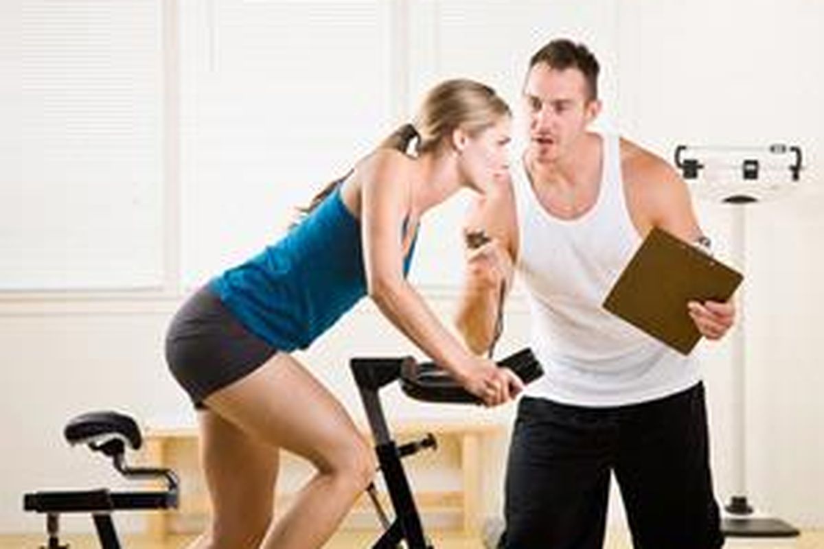 Pelatih kebugaran pribadi akan bantu monitor dan menantang yang dilatih supaya lebih baik.