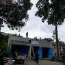 Rumah Warga Tangerang Tertimpa Pohon Tumbang akibat Angin Kencang, Atapnya Ambrol