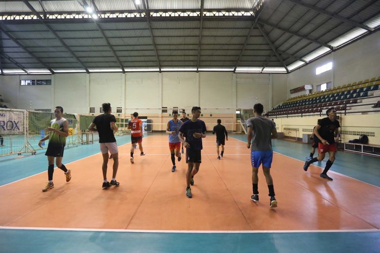 Para pemain tim nasional voli putra Indonesia menjalani sesi latihan pagi di Padepokan Voli, Sentul, Kabupaten Bogor, Kamis (1/6/2017).