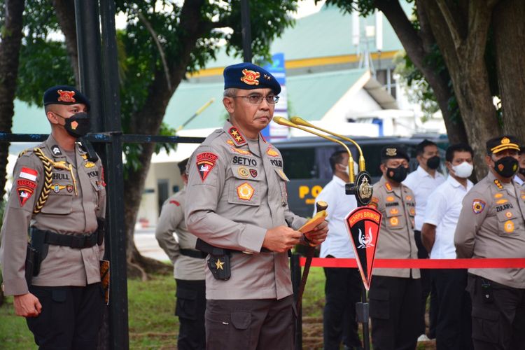 Kapolda Nusa Tenggara Timur (NTT) Irjen Setyo Budiyanto, terharu saat upacara penyambutan 102 personel Satbrimobda NTT usai bertugas di Papua, Selasa (25/1/2022)