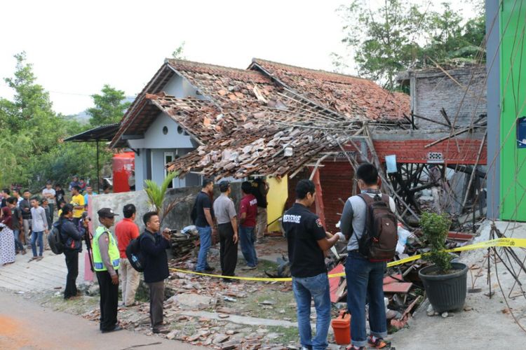 Tim Labfor Polda Jateng melakukan olah TKP di sekitar lokasi ledakan, Desa Krakal RT 5 RW 4, Kebumen, Jawa Tengah, Minggu (23/7/2017)