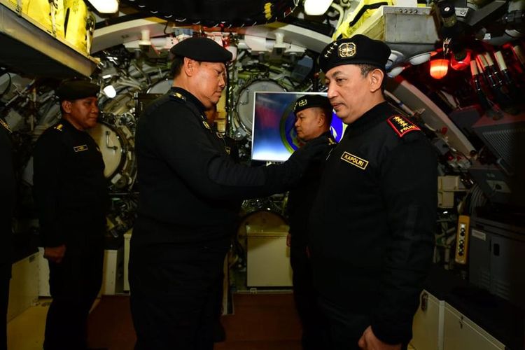 KSAL Laksamana Yudo Margono menyematkan brevet Hiu Kencana kepada Kapolri Jenderal Listyo Sigit Prabowo.