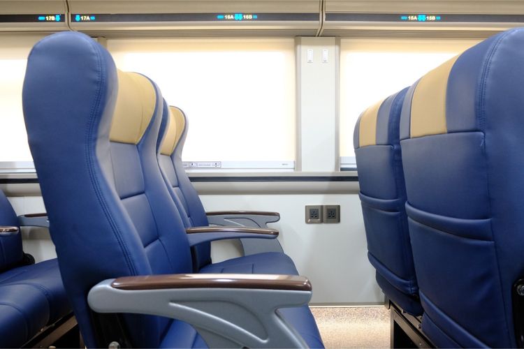 Interior kursi pada rangkaian kereta Stainless Steel New Generation yang dilengkapi fasilitas untuk meningkatkan kenyamanan pelanggan selama perjalanan jarak jauh