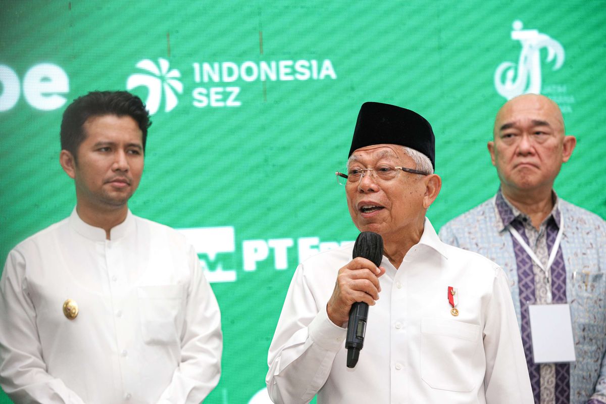 Wakil Presiden Ma'ruf Amin (tengah) didampingi Wakil Gubernur Jawa Timur Emil Elestianto Dardak (kiri), dan Presiden Direktur AKR Corporindo Haryanto Adikoesoemo (kanan) memberikan keterangan pers saat kunjungan kerja di kawasan Java Integrated and Industrial Port Estate (JIIPE), Gresik, Jawa Timur, Selasa (7/2/2023). Dalam kunjungan tersebut Wapres meninjau progres pembangunan Smelter Freeport yang telah mencapai 54 persen dan menjadi Smelter Design Single Line terbesar di dunia dengan kapasitas pengolahan konsentrat 1.700.000 dmt per tahun.