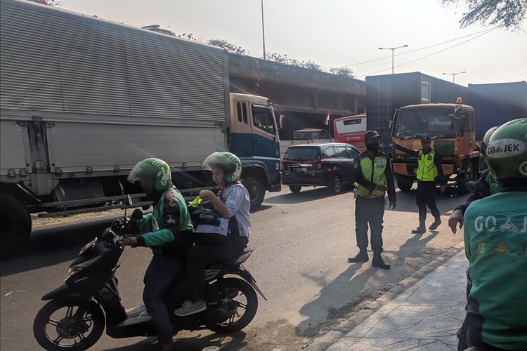 Lokasi kecelakaan lalu lintas yang menewaskan seorang wanita akibat terlindas truk trailer di Jalan Lodan Raya, Pademangan, Jakarta  Utara.