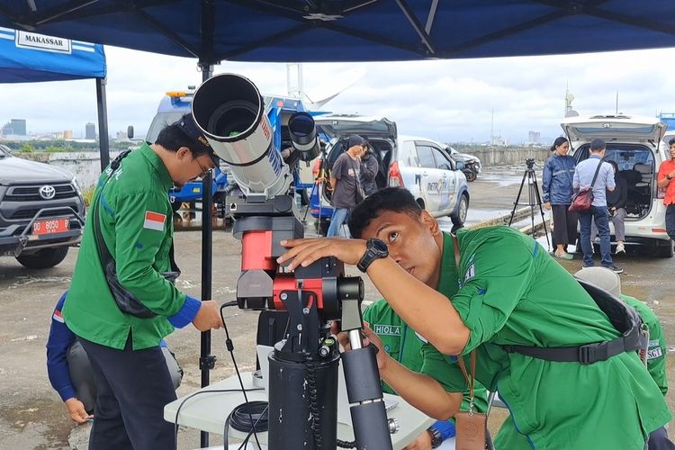 Kemenag Sulsel bersama BMKG Wilayah 4 Makasaar saat memantau hilal di Rooftop Mal GTC di Jalan Metro Tanjung Bunga, Kecamatan Talamate, Makassar, Minggu (10/3/2024) sore.