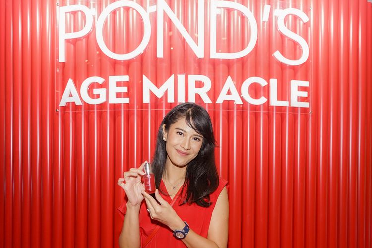 Dian Sastrowardoyo bagikan resep awet muda di usia 41 tahun saat acara konferensi pers Pond's Age Miracle Lab.