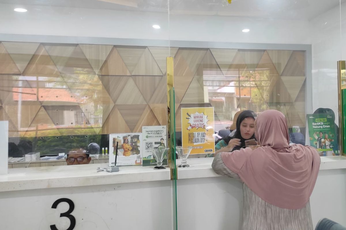Salah satu nasabah sedang melakukan transaksi di Pegadaian. Simak daftar harga emas Antam, UBS, dan Galeri24 di Pegadaian hari ini Selasa, 10 Juni 2025 yang masih stagnan.
