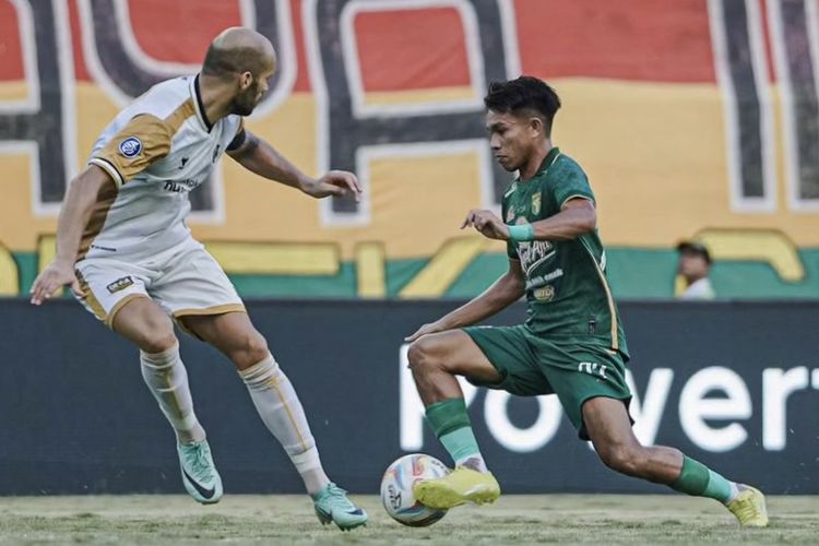 Pemain Persebaya Surabaya Kasim Botan berhadapan dengan pemain Dewa united saat laga pekan ke-31 Liga 1 2023-2024 yang berakhir dengan skor 0-3 di Stadion Gelora Bung Tomo Surabaya, Selasa (16/4/2024) sore.