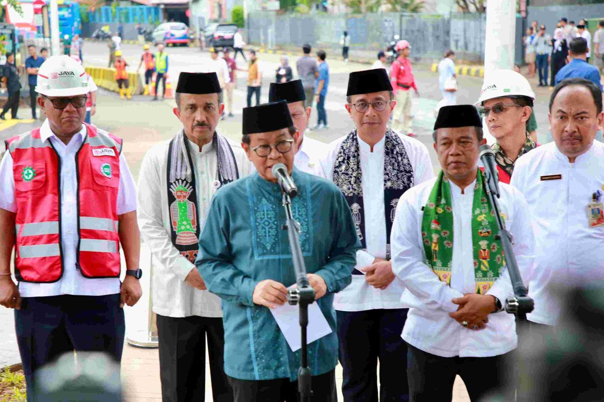 Gubernur DKI Jakarta Pramono Anung melakukan peletakan batu pertama (groundbreaking) pembangunan trotoar dan saluran di Jalan Falatehan, kawasan Blok M ASEAN, Kebayoran Baru, Jakarta Selatan, Jumat (23/5/2025).