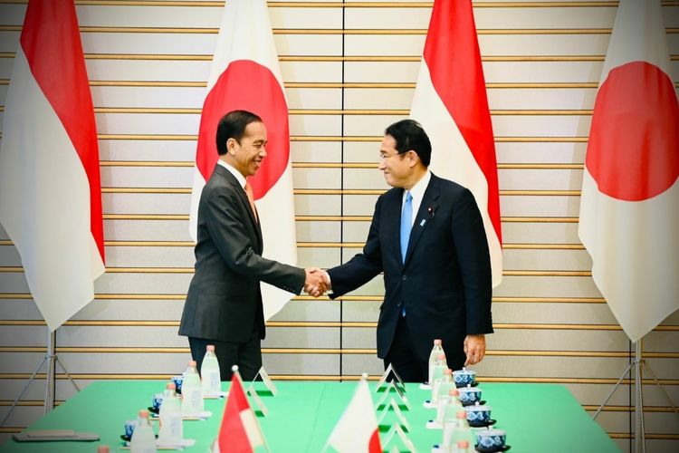 Presiden Joko Widodo dan PM Jepang Fumio Kishida berjabat tangan saat pertemuan di Kantor PM Jepang di Tokyo, Rabu (27/7/2022).